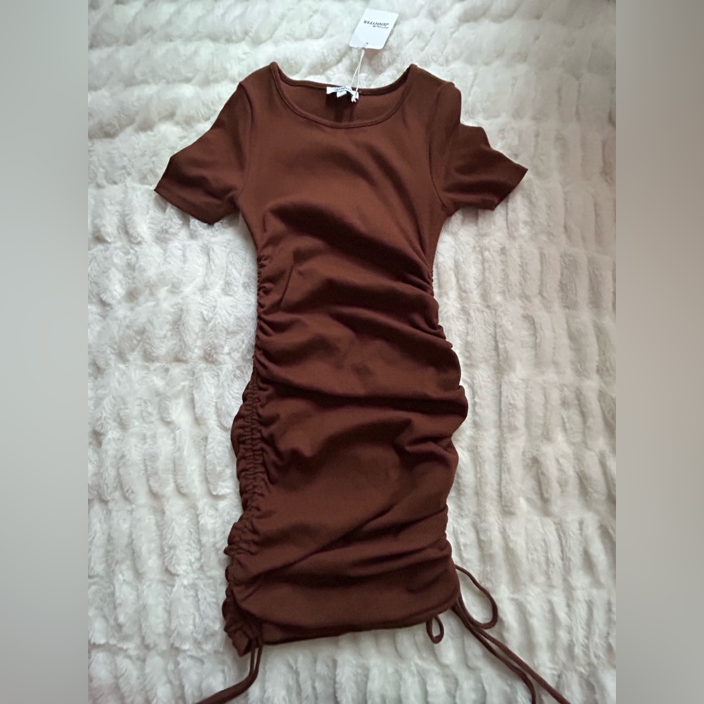 brown short sleeve dress with scrunches on the side